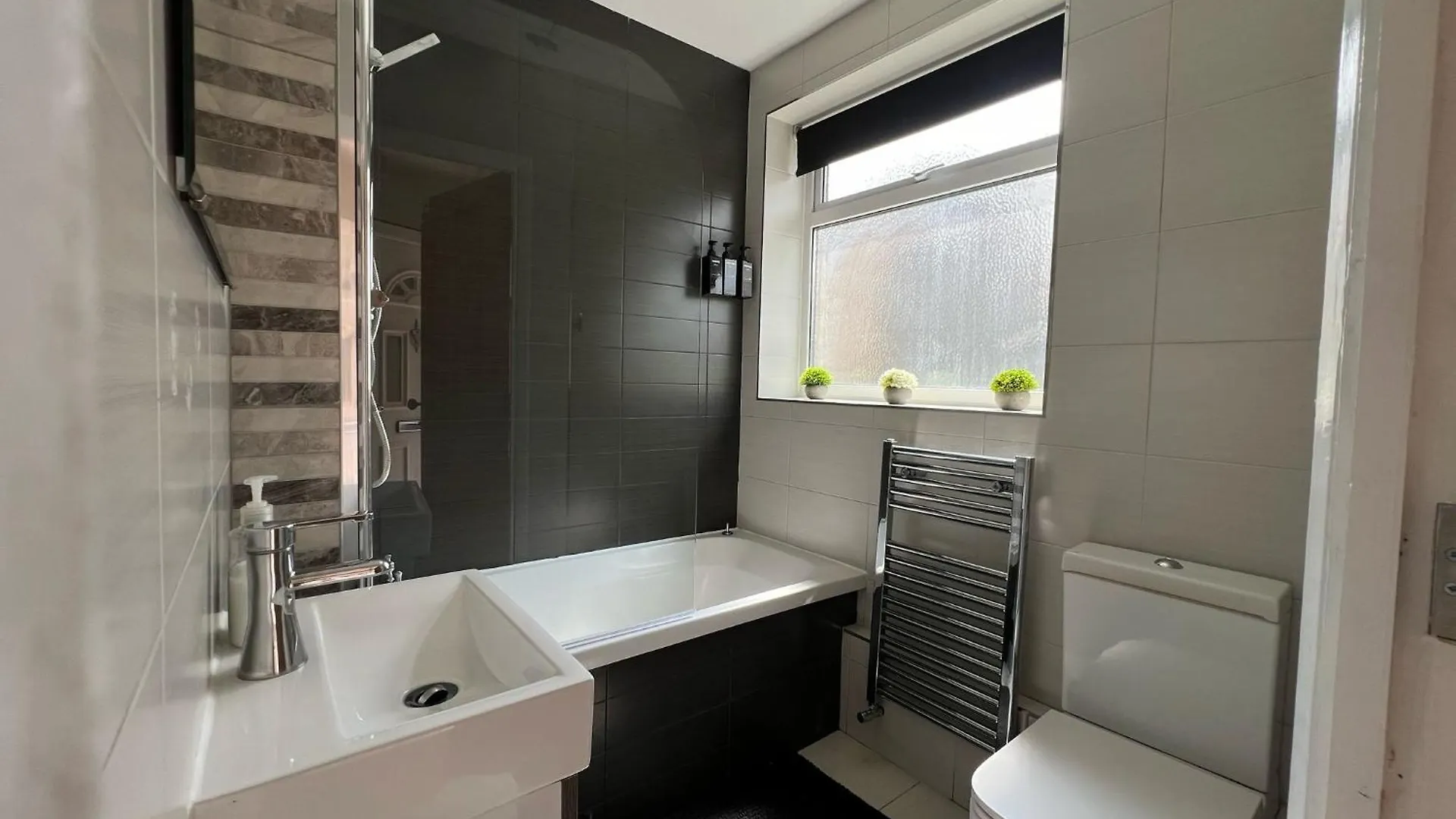 Apartment Peaceful Location With Free Parking For 2 Cars - Hosts Up To 4- Business Or Leisure Stays, Inc Hot-Tub-Netflix-Complimentary Breakfast Southampton